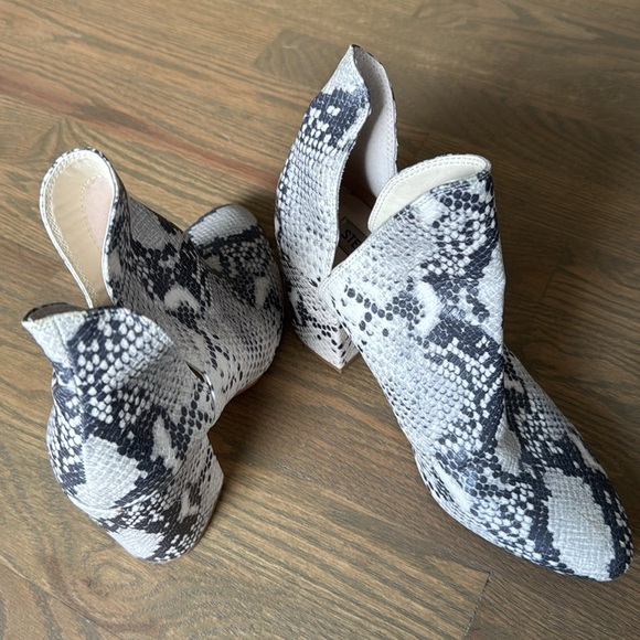 Steve Madden Snake Print Booties
Size 8.5 - Picture 2 of 4